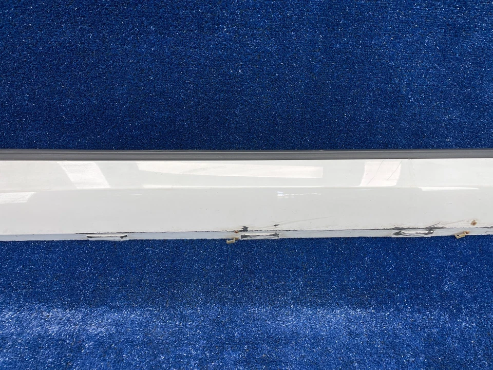 Chevrolet Camaro 2010-2015 panel basculante derecho moldeado OEM 22822992 Foto 3 de 4