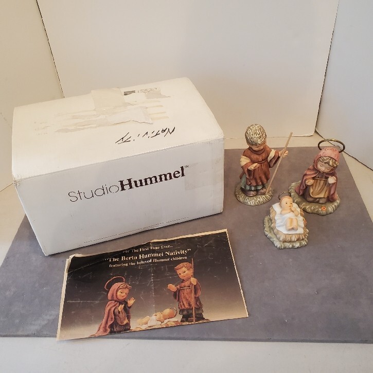 1996 GOEBEL BERTA HUMMEL Nativity 33501 Mary Joseph Baby Jesus