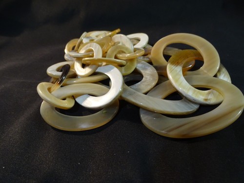 Vintage Lovely 36" Plastic Circle Statement Necklace Cream to Tan - Picture 3 of 4