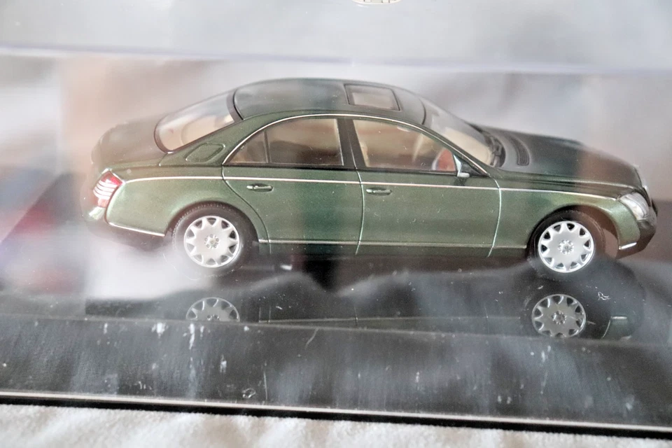 Maybach 57 Model Car Die Cast Vehicle Case Green Luxury Sedan Mercedes-Benz - Image 4 of 4