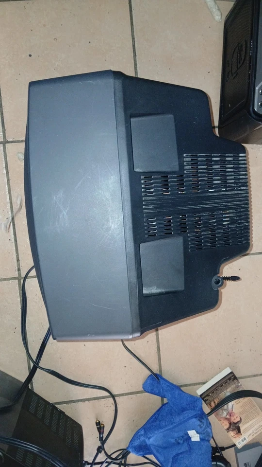 DAEWOO DVQ-13H1FC 14" CRT TV/VCR/VHS Recorder Combo Retro Gaming 2003 - Image 4 of 4