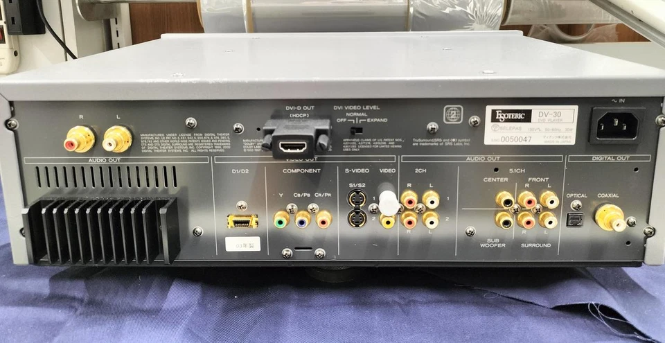 ESOTERIC DV-30 DVD DVD-A C SACD Player Silber AC 100V Made in Japan funktions... - Bild 2 von 4