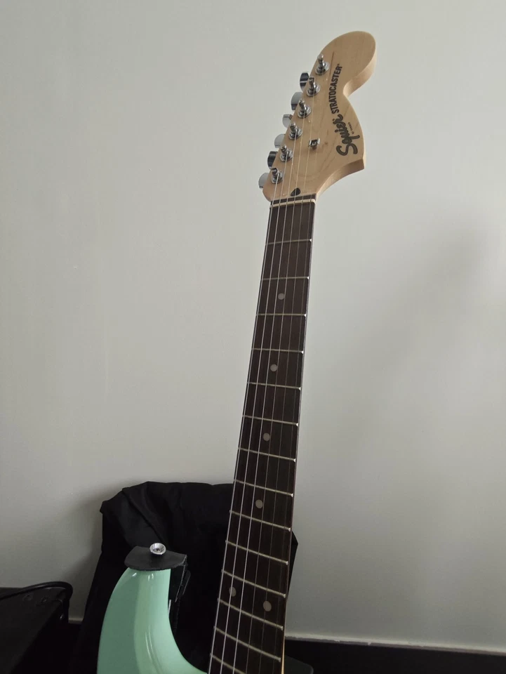 Pack Guitare Électrique Complet – Squier Strat + Ampli + Accessoires – Très Bon - Photo 4/4