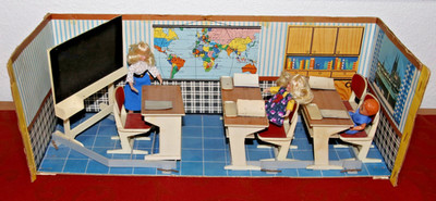 Modella Puppenschule-Klassenzimmer aus Pappe 60er Jahr 2 Puppen und Lehrerin