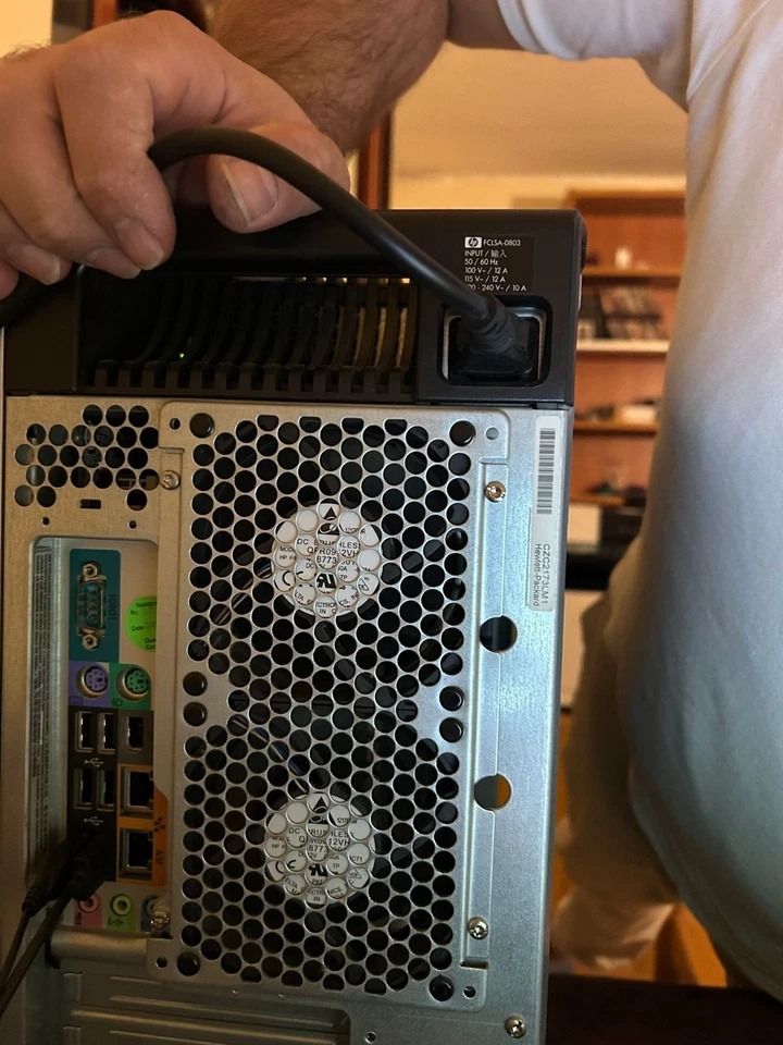 HP Z800 Dual Intel XEON X5620 2.4GHz-12GB RAM-SAS- HD 300Gb SSD + 3 HD 300GB - Imagen 3 de 4