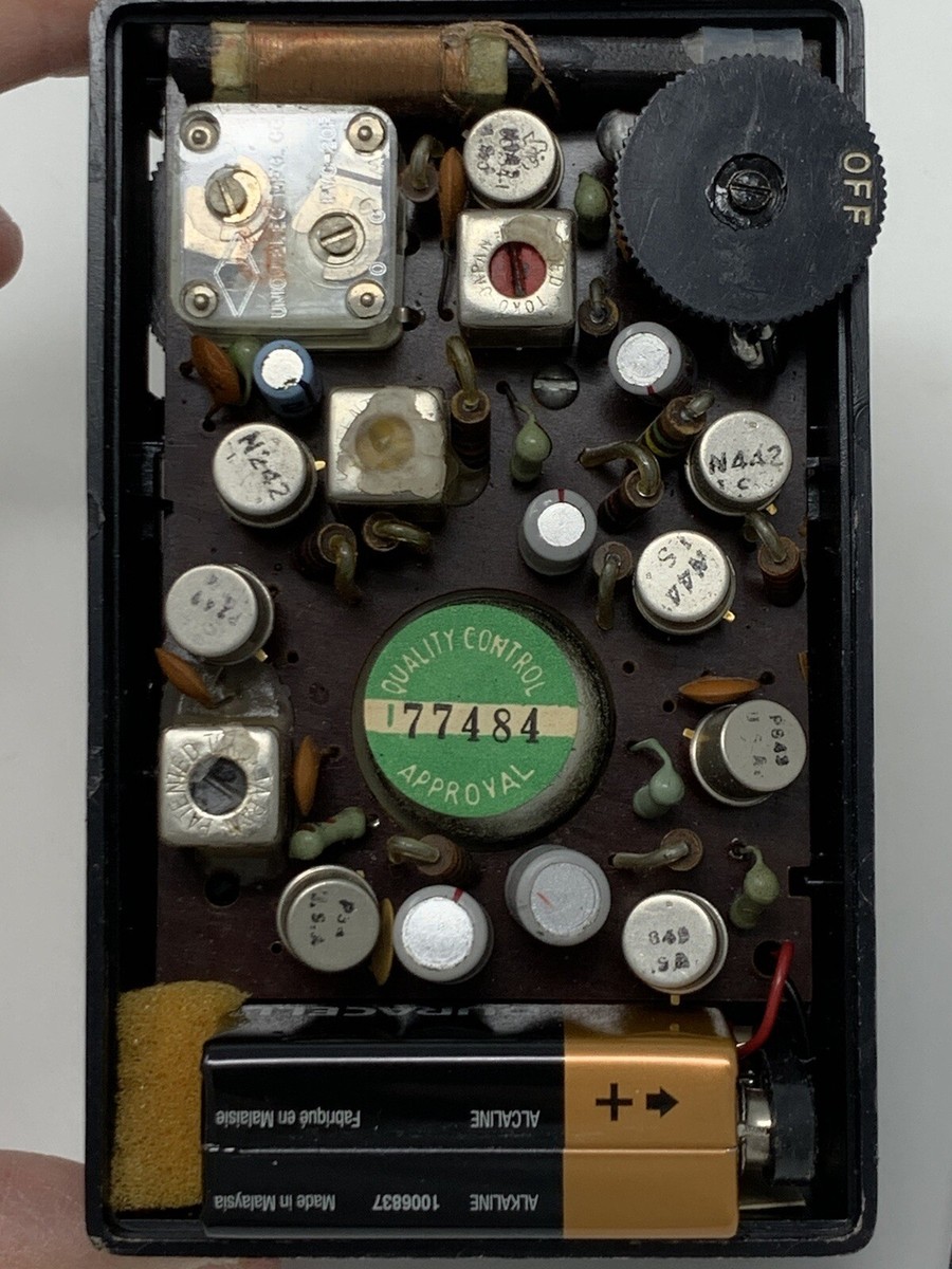 FOR PARTS OR REPAIR* Vintage Solid State 8 Pocket Transistor FOR PARTS OR REPAIR* Vintage Solid State 8 Pocket Transistor