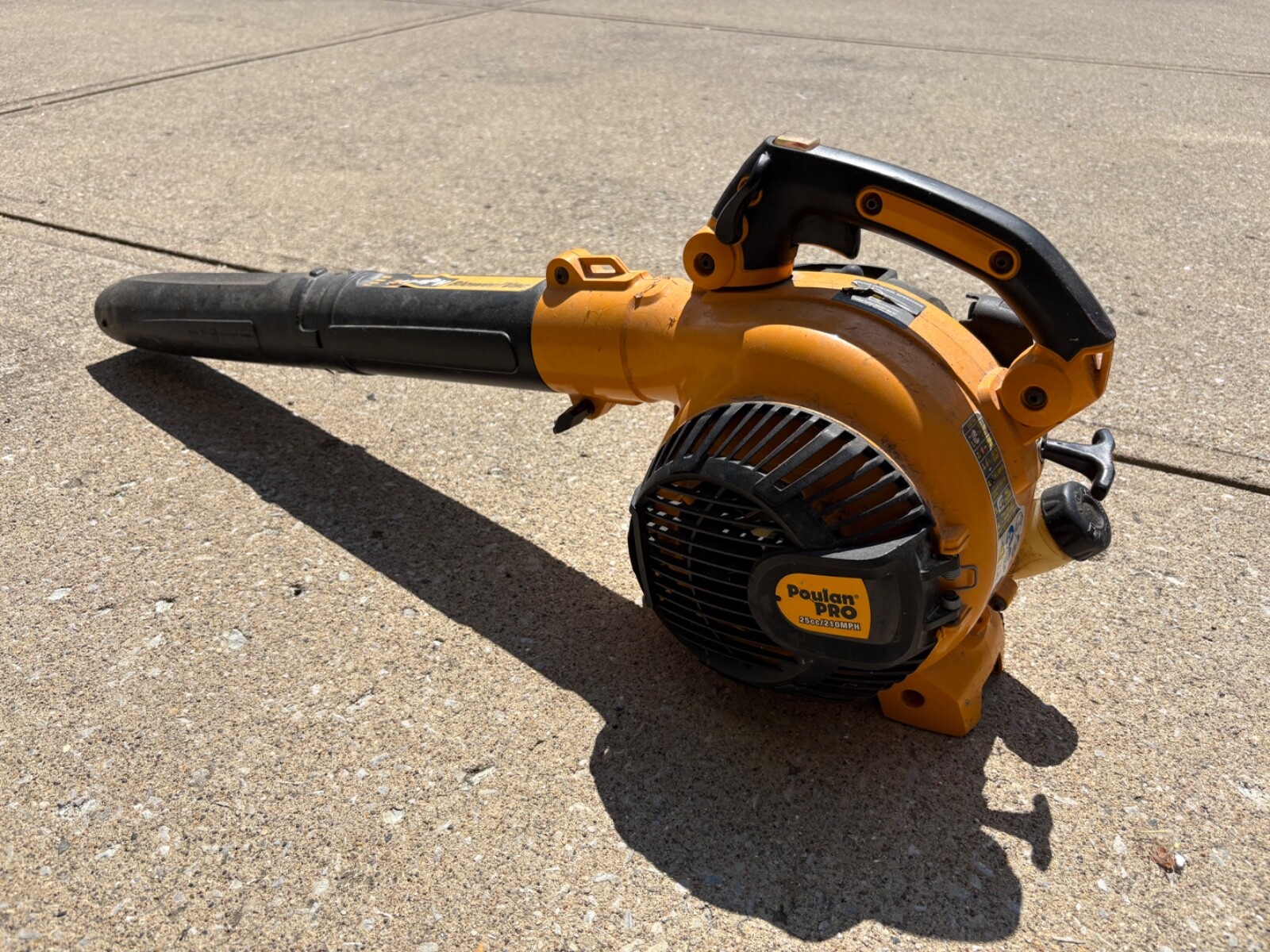 Poulan Pro gas-powered Leaf Blower (25cc/210mph)