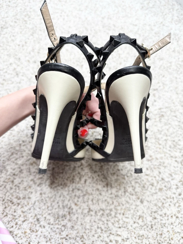 Correa en T de cuero con detalles Rockstud de Valentino Garavani negra crema tachonada 37 Foto 4 de 4