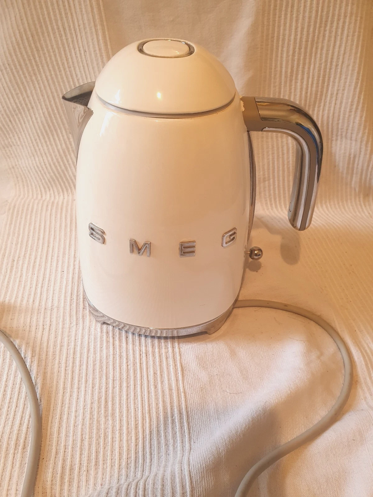 Smeg Cordless Kettle Model No. KLF03WHUK Cream