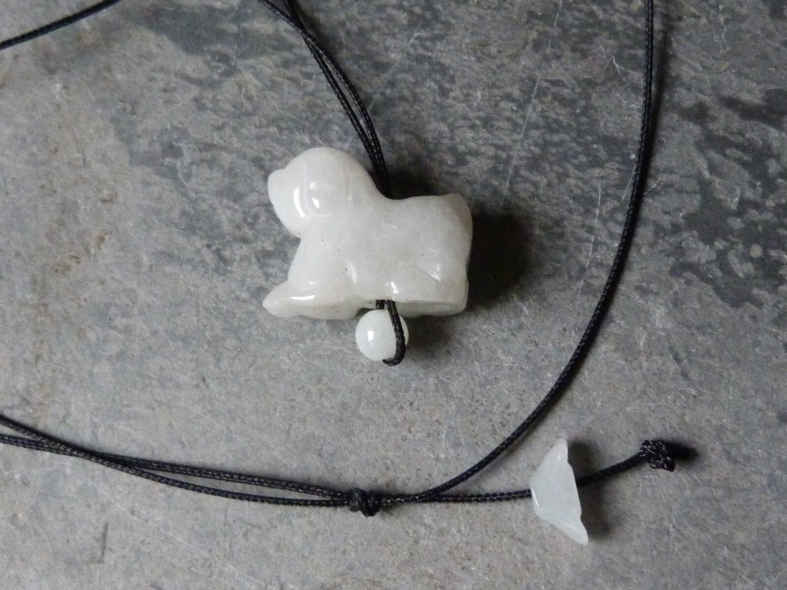 Collier en jadeite veritable motif chien du zodiac chinois cordon ajustable noir