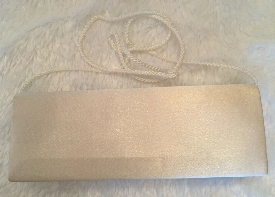 Bolso sin asas oblongo Jessica McClintock para mujer blanco satinado lazo con cuentas  Foto 3 de 4