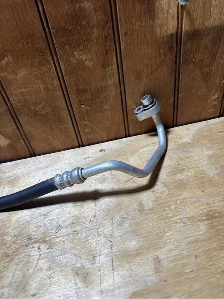 Manguera de descarga de refrigerante aire acondicionado para Nissan Rogue 2021-2024 UAC HA114608C Foto 2 de 3