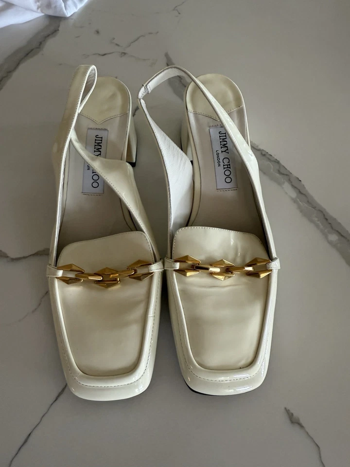 Zapatos de salón Jimmy Choo Diamond Tilda Slingback Crema Tacón Bloque con Detalle de Cadena Dorada Foto 3 de 4