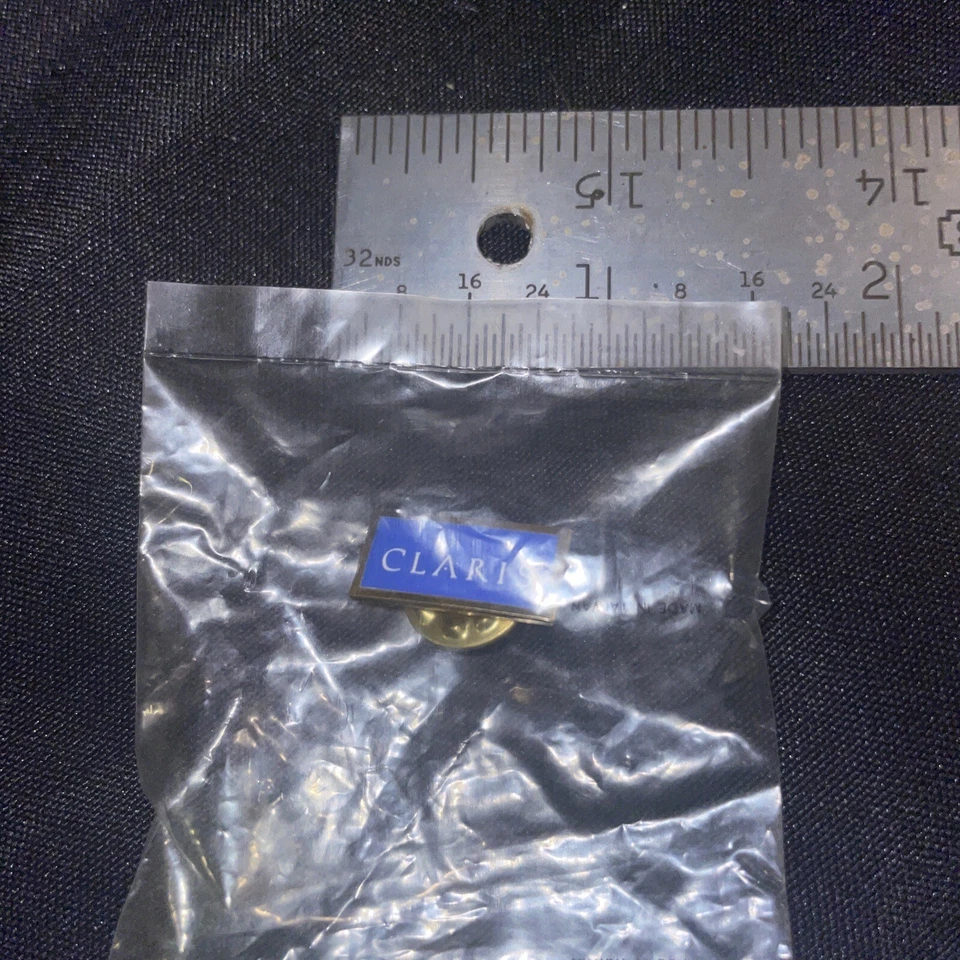 Vintage Colecionável Apple: Pin de Lapela Claris Software Ouro Azul - Imagem 2 de 3