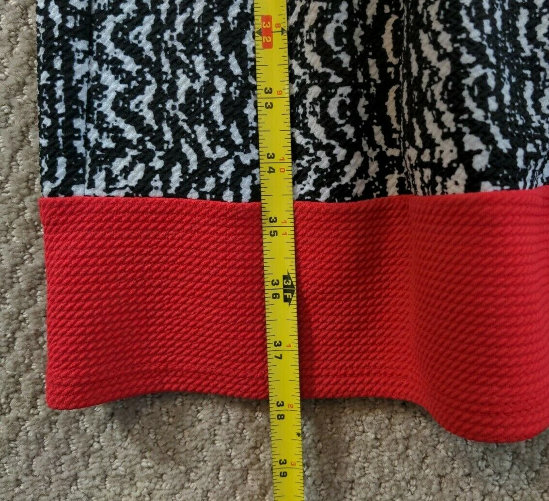 Abito plissettato bianco e nero Alyx 8 aderente e svasato senza maniche orlo rosso