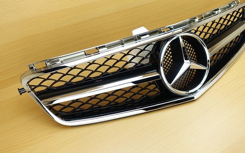 (Only Pre-Facelift) Gloss Black Front Grille Fit BENZ W204 C-Class 2008-2011 - Picture 6 of 7