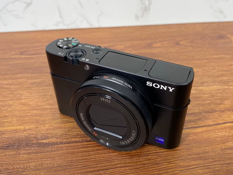 Sony Cyber Shot DSC RX100 III Digital Camera WiFi NFC 20 1MP Zeiss