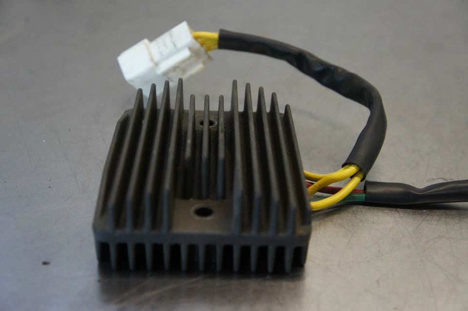 B61  G VESPA PIAGGIO GTS 300 SUPER 2012 OEM REGULATOR RECTIFIER 2 PLUGS - image 4 of 4