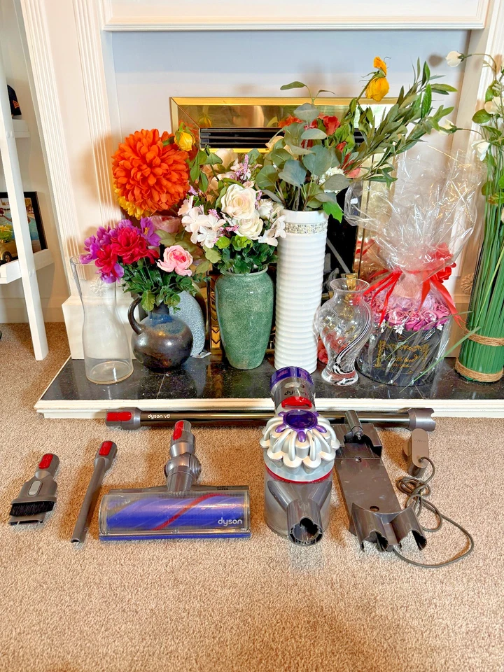 Dyson V8 Cordless Vacuum Cleaner -, photo 2 of 5