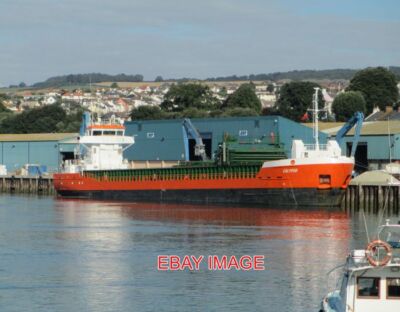 FOTO DAS GROSSGUTFRACHTSCHIFF MV CALYPSO MACHT EINE BUNTE UND WILLKOMMENE RÜCKKEHR