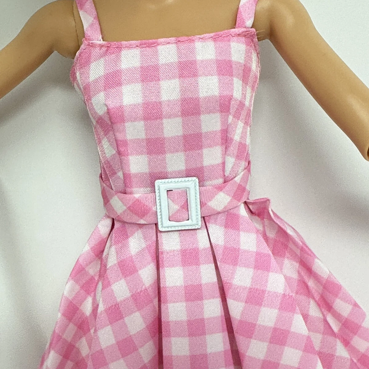 Roupas Vestido da Boneca Barbie Novo Filme 2023 Margot Robbie Kit  5(1vestido Xadrez Rosa rodado, 1vestido curto com short e chapéu, 1Maiô  listado, 1conjunto listado Ken, 1conjunto vermelho/azul Ken em Promoção na