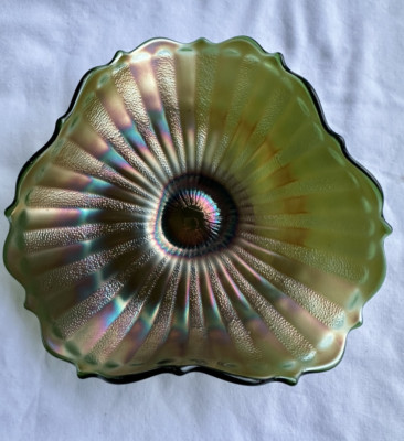Antique FENTON Carnival Glass STIPPLED RAYS 6'' Tri Corner Bowl in GREEN
