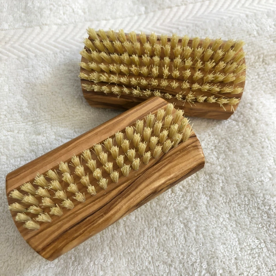THE COSY COTTAGE SOAP COMPANY Olive wood nail brush with natural sisal bristles