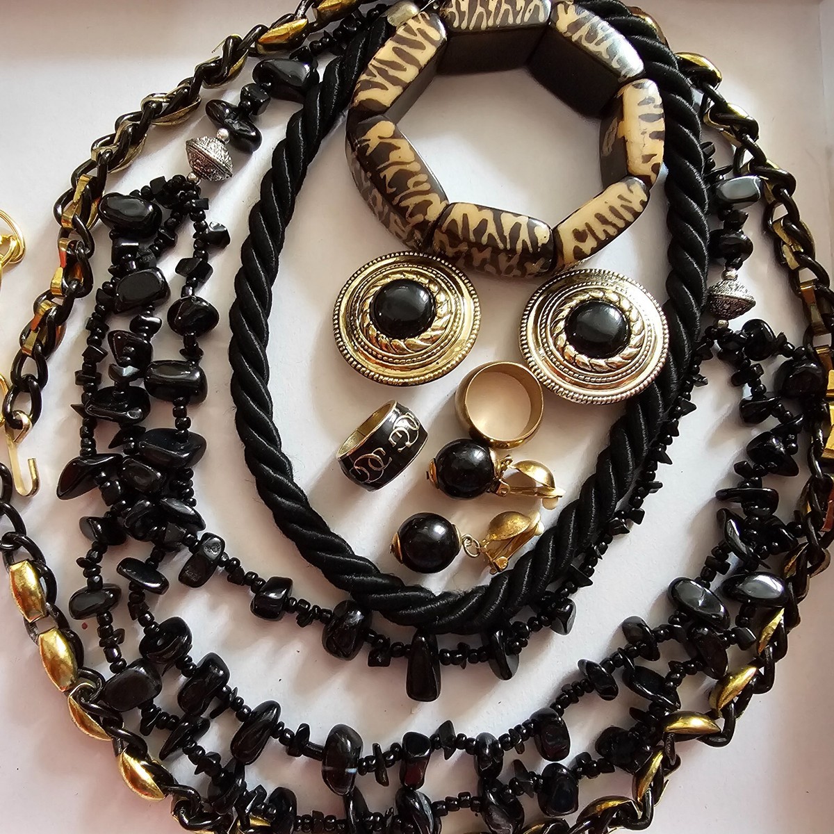 Lot de bijoux vintages récents ancien à détourner porter ou restaurer