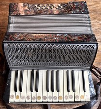 Vintage Luigi Fratellini Accordian Player - Tested Working