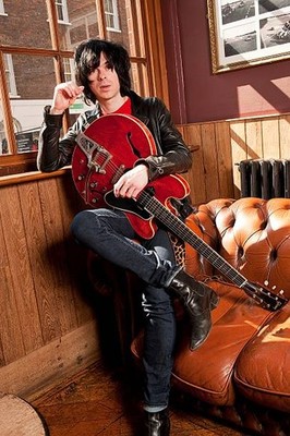 Portrait of musician Barrie Cadogan with his Gibson cherry red 196- Old Photo 7