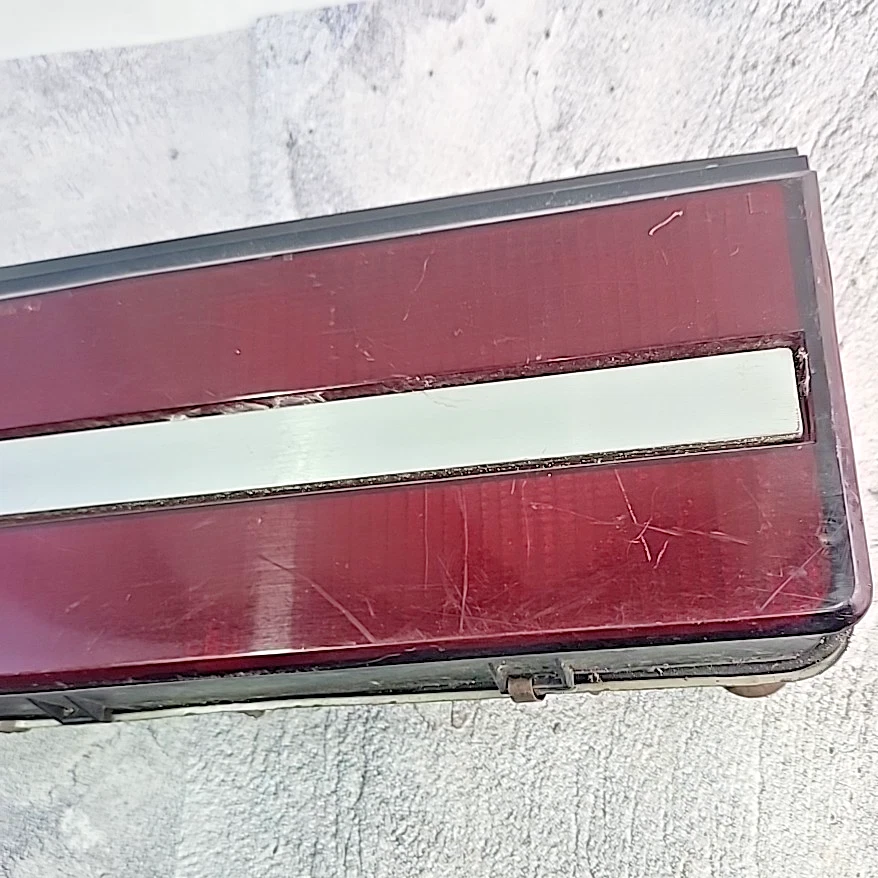 Conjunto de luz trasera izquierda izquierda GM 16507667 1987-1989 Buick Skyhawk OEM usada Foto 4 de 4