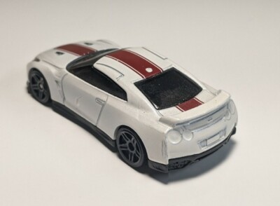 Hot Wheels Speed Graphics White '17 Nissan GTR R35 1/64 Diecast