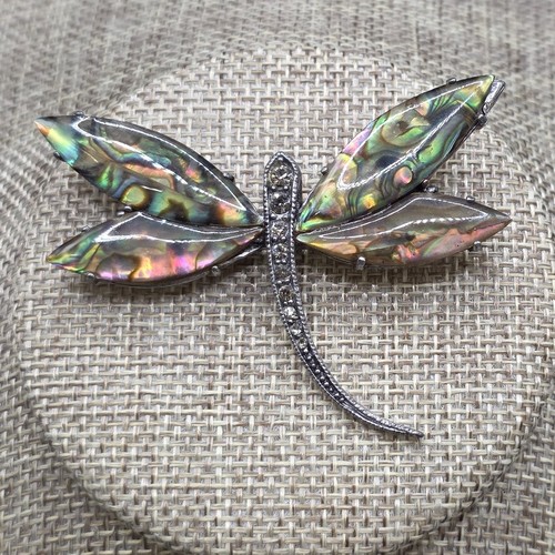 Beautiful dragonfly brooch with iridescent wings - Picture 1 of 3