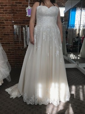 Plus Size Stella York Lace Wedding Dress, Brand New, Size 18