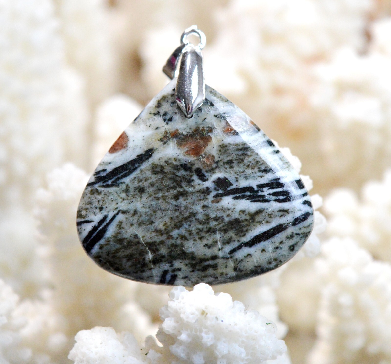 Hornblende et Grenat pendentif cabochon en pierre naturelle d'Autriche de 47 cts pour bijou