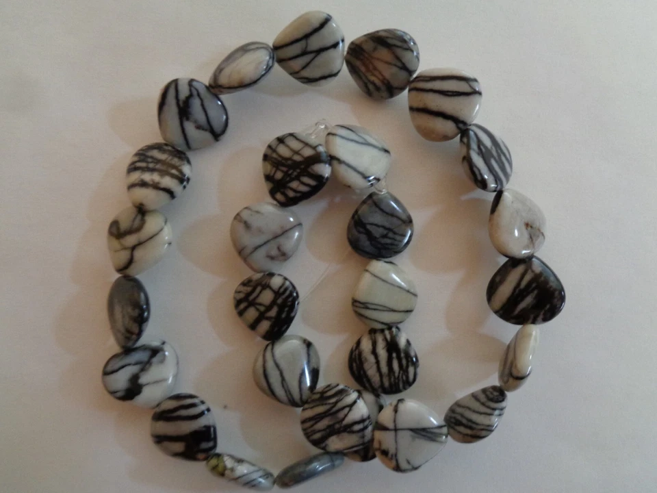 Cuentas de jaspe natural Picasso, gris y negro, 15x15 mm en forma de corazón, se vende por hebra Foto 2 de 2