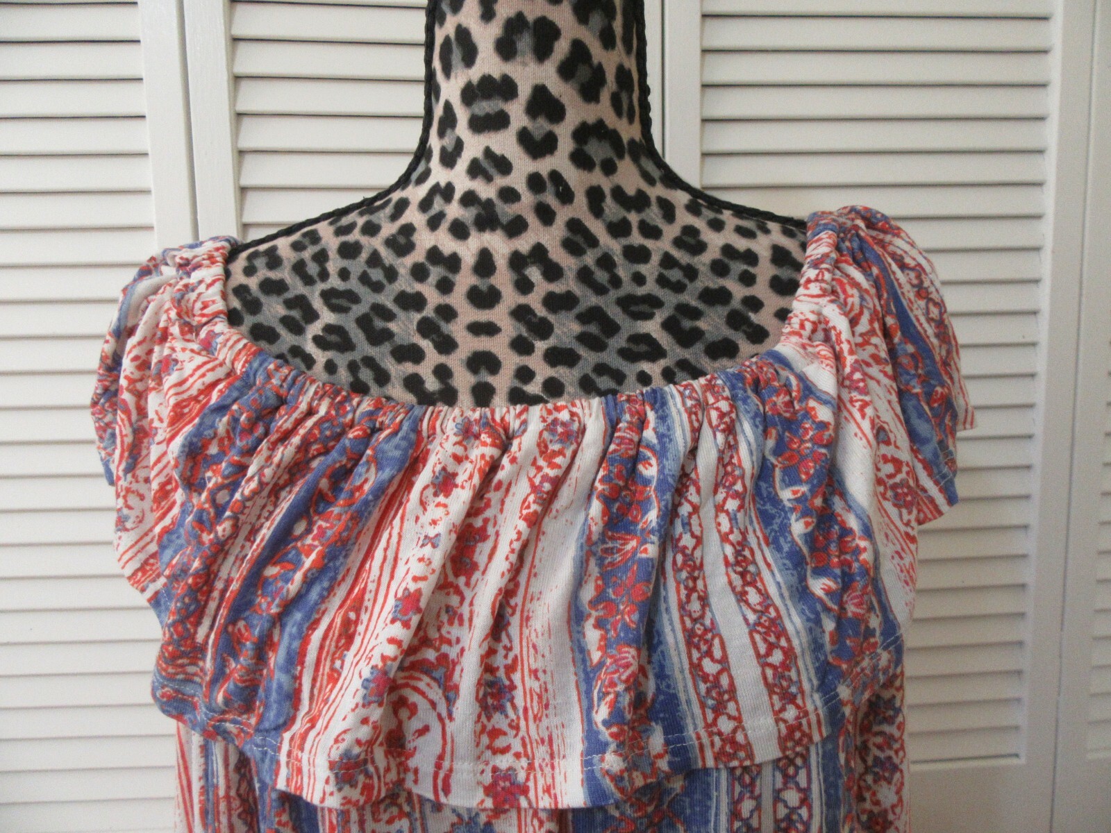 Jasmine and Juliana Top,XL,NWT, ruffle neckline can be worn off