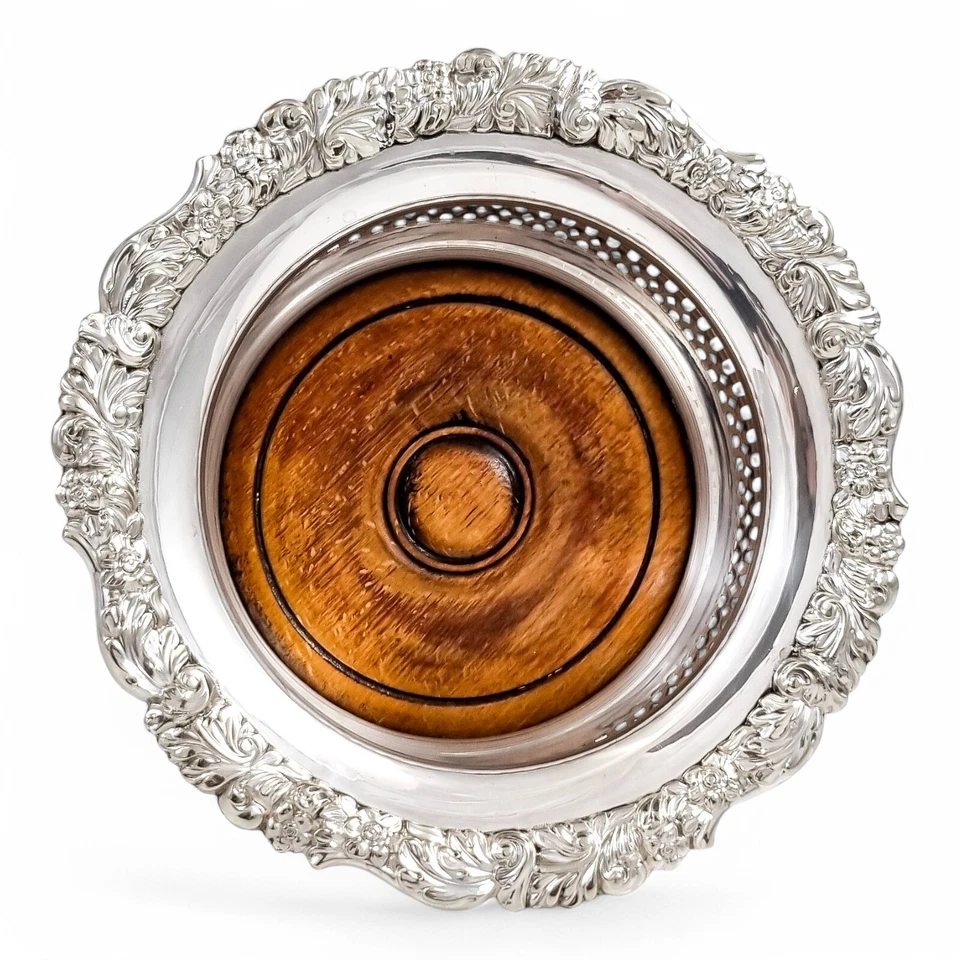 Par de posavasos antiguos tamaño magnum plateados con bordes rococó Foto 4 de 4