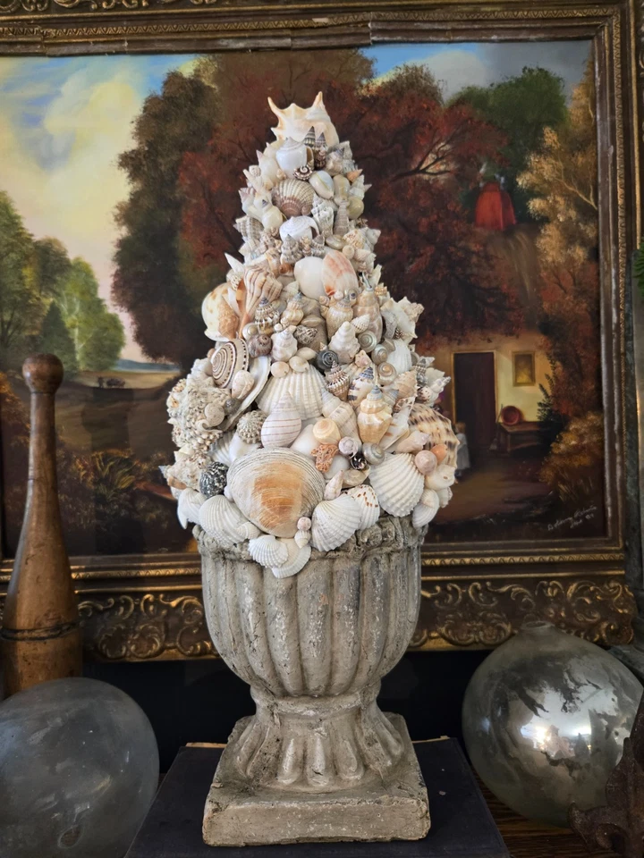 Urna Topiaria Seashell, Estilo Gruta Concha y Hormigón, Clásico Maximalista Costero Foto 4 de 4