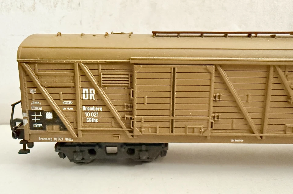 ROCO 'HO' SCALE 4369C 'DR BROMBERG' COVERED GOODS VAN FREIGHT CAR - Image 2 of 4