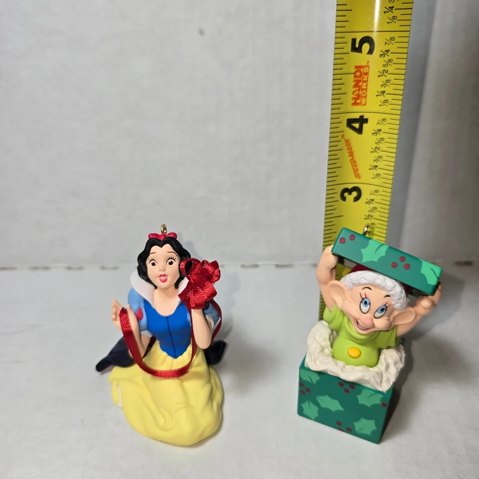 Hallmark Keepsake Blancanieves Conjunto de 2 Adornos Edición Aniversario y Dopey! Foto 2 de 4