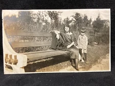 EARLY 1900'S B&W PHOTO BEAUTIFUL, ELEGANT YOUNG MOTHER & SON ON PARK BENCH