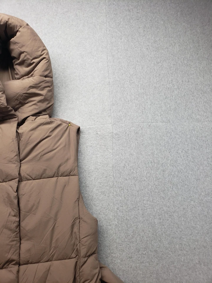 Chaleco acolchado Gap para mujer mediano marrón con capucha cinturón palangre repelente al agua Foto 3 de 4