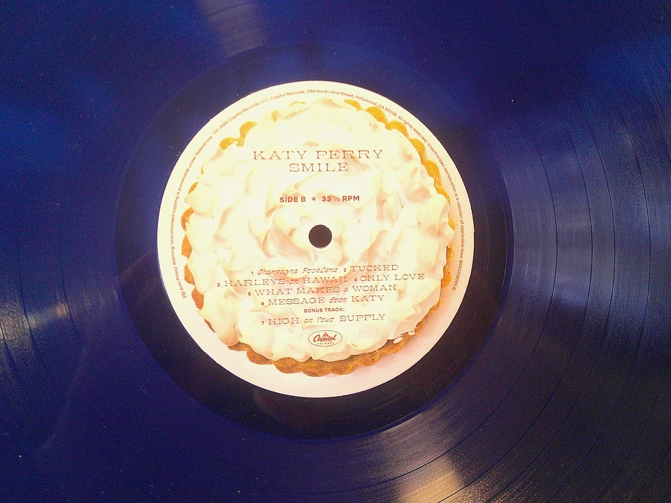 LP   Katy Perry  "Smile"  dark blue bonus track with Puff Daddy - Image 4 of 4