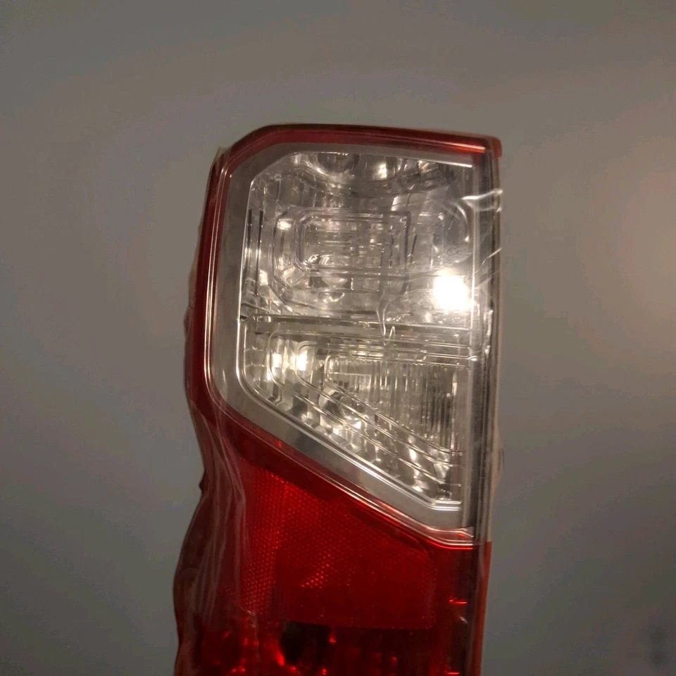 Conjunto de lámpara combinada trasera izquierda Hella genuina Nissan pieza 26555-EZ23D Foto 3 de 4