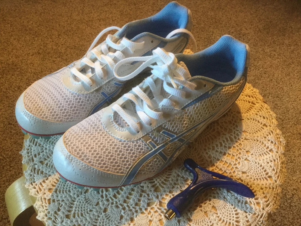 Botines Aasics Hyper-RocketGirl usados para mujer talla 8. Blanco, azul Perú, cereza Foto 2 de 4