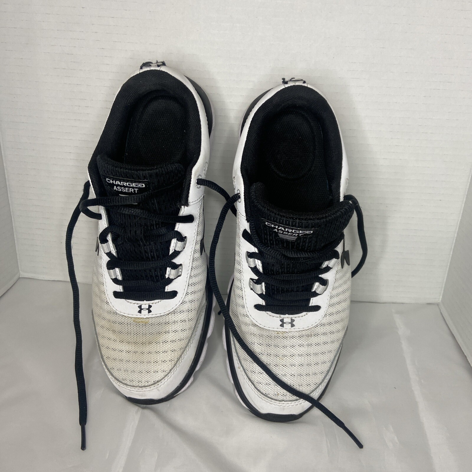 SAOLA Taglia 8 Scarpe da corsa Under Armour bianche nere asserte caricate