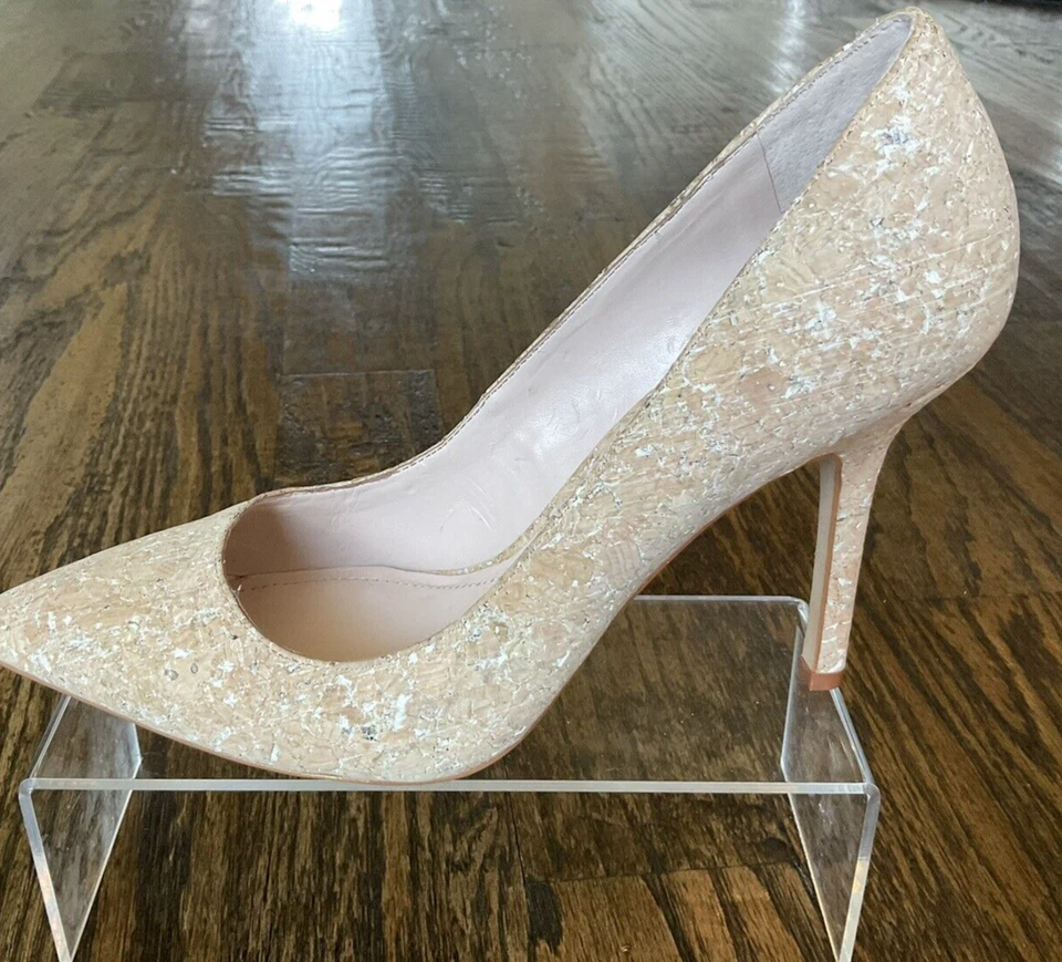 Sapato Feminino Vince Camuto Harty Bege Bombas Couro Stilleto EUA 9 M - Imagem 2 de 4