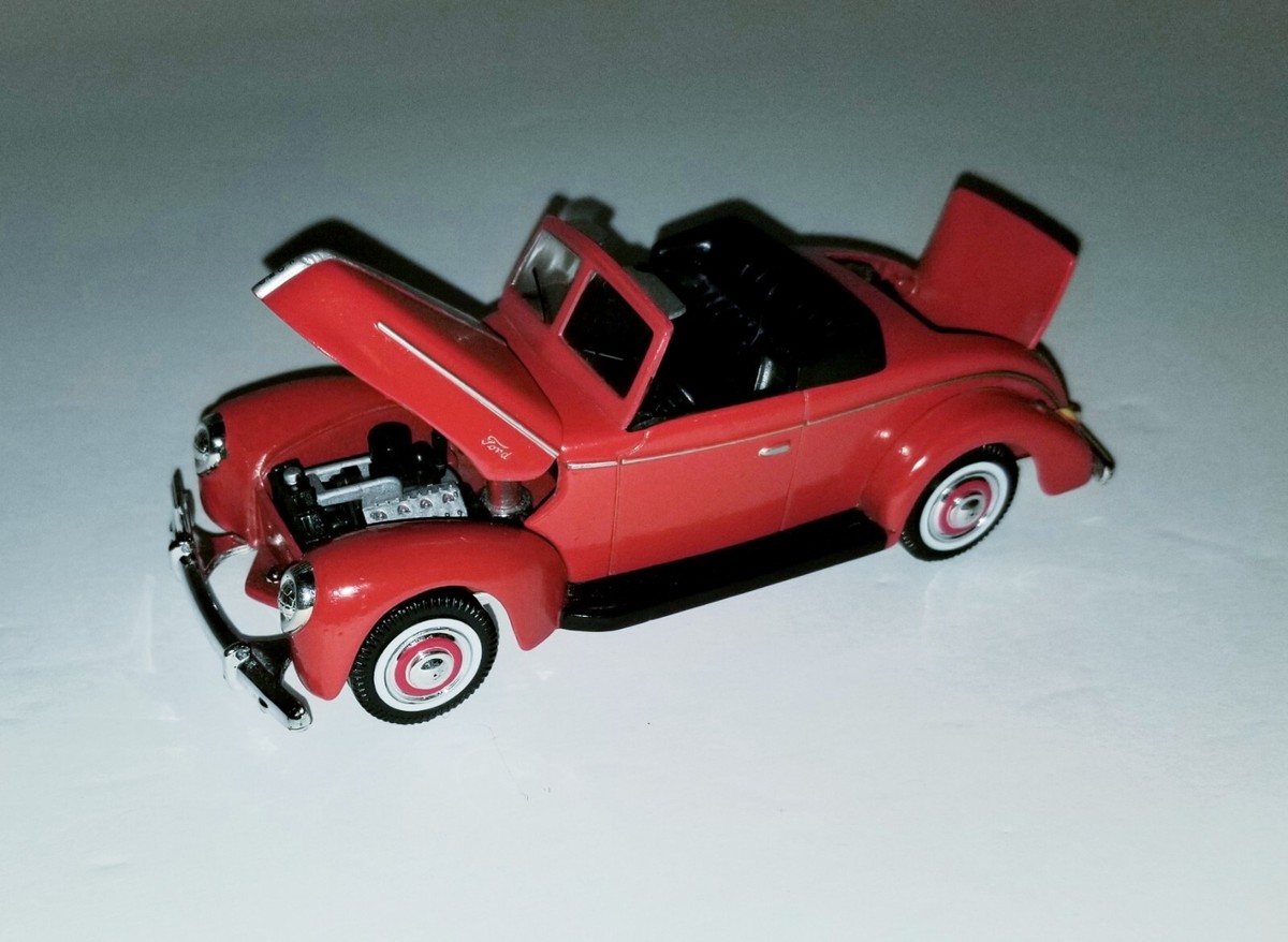 1940 Ford Deluxe Convertible 1:32 Scale Diecast Red Rumble Seat