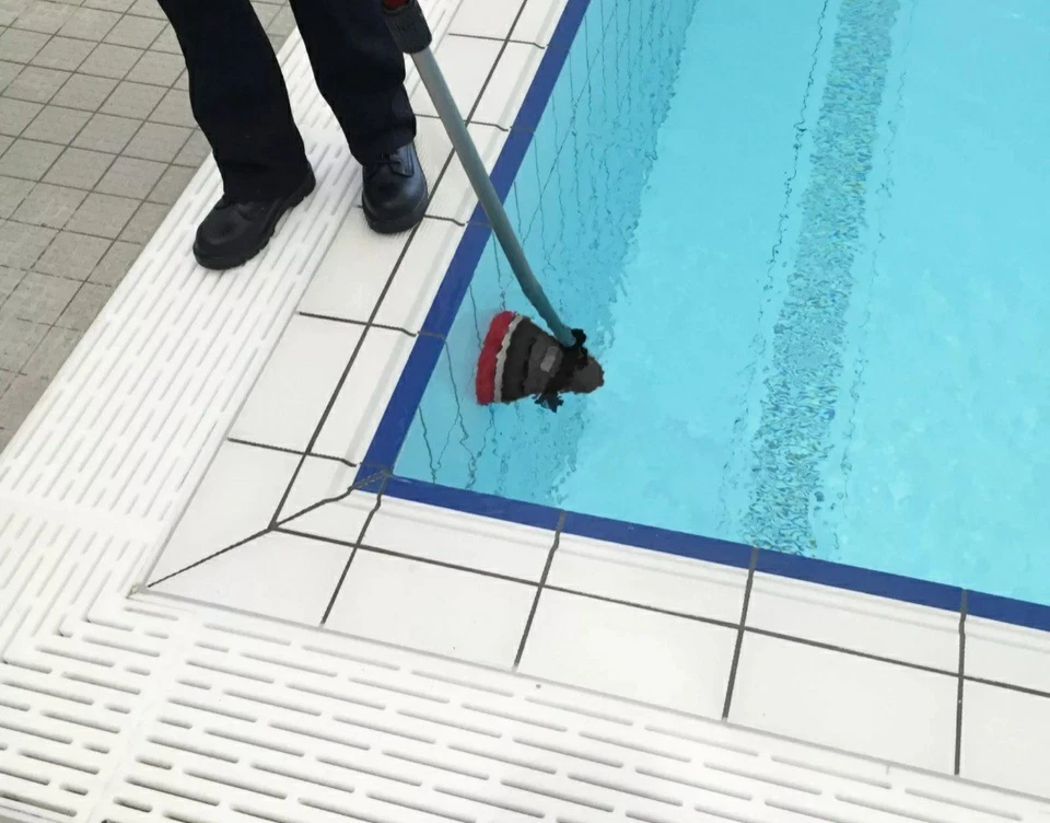 Motor scrubber,battery harness & charger, Base plate &Brush - Image 3 of 3